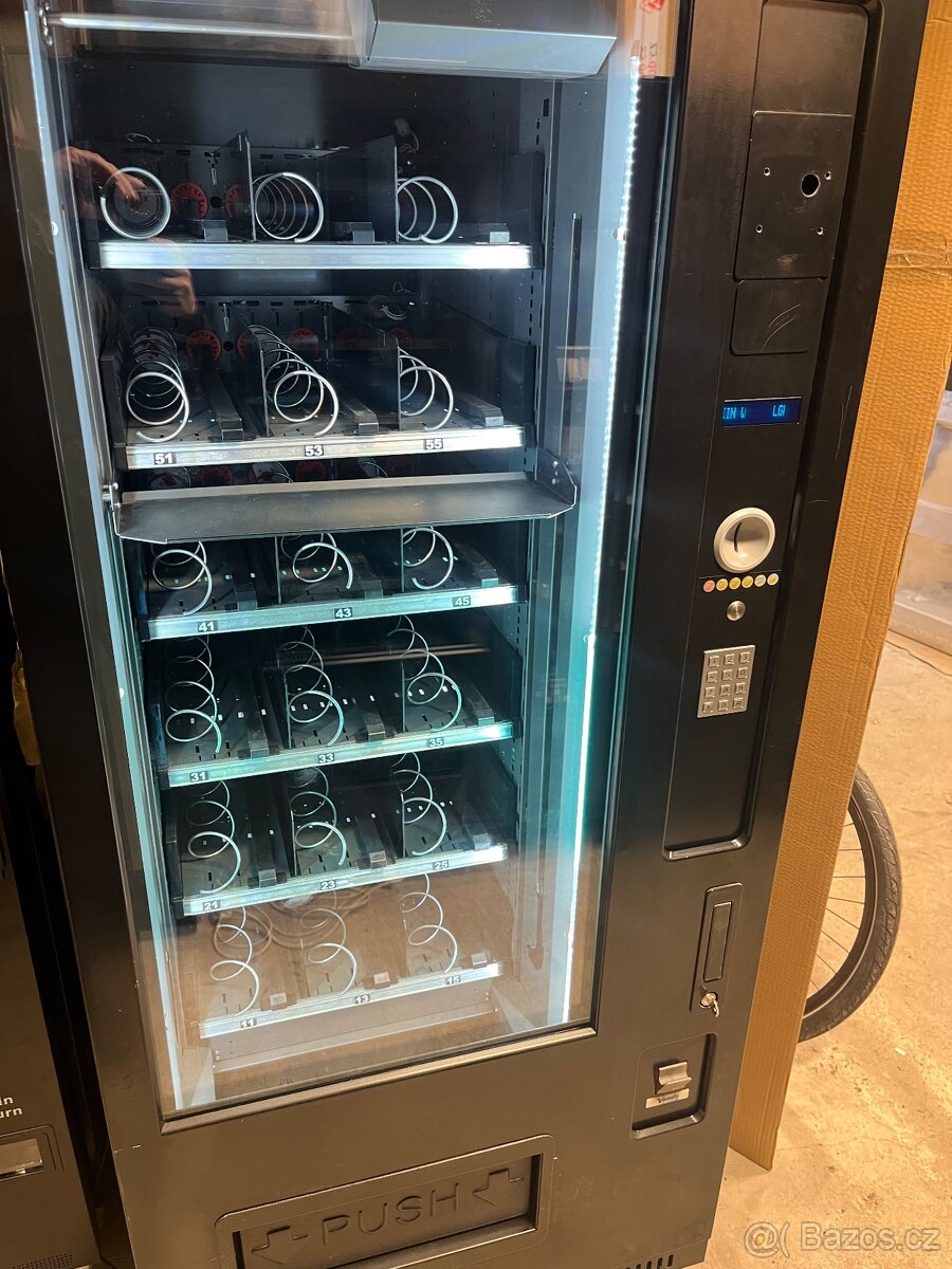 Prodám prodejní automat značky Vendo Sanden - 4