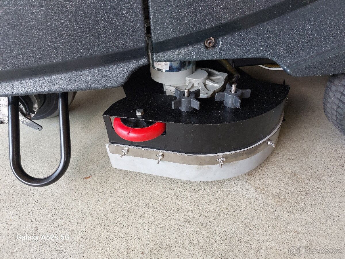 Podlahový mycí stroj Nilfisk Viper AS 710R se sedící obsluho - 4