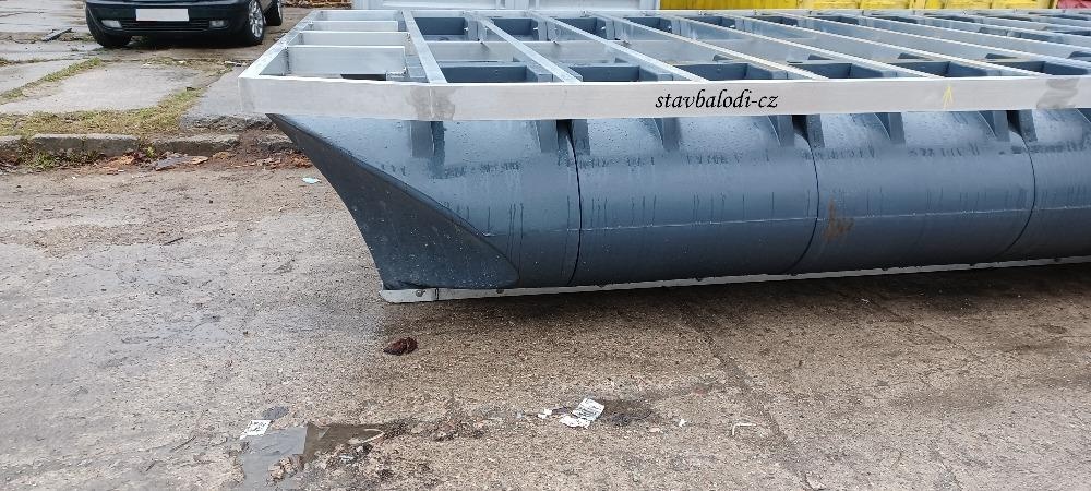 Hausbót si postavte na plastových plavácích - 4