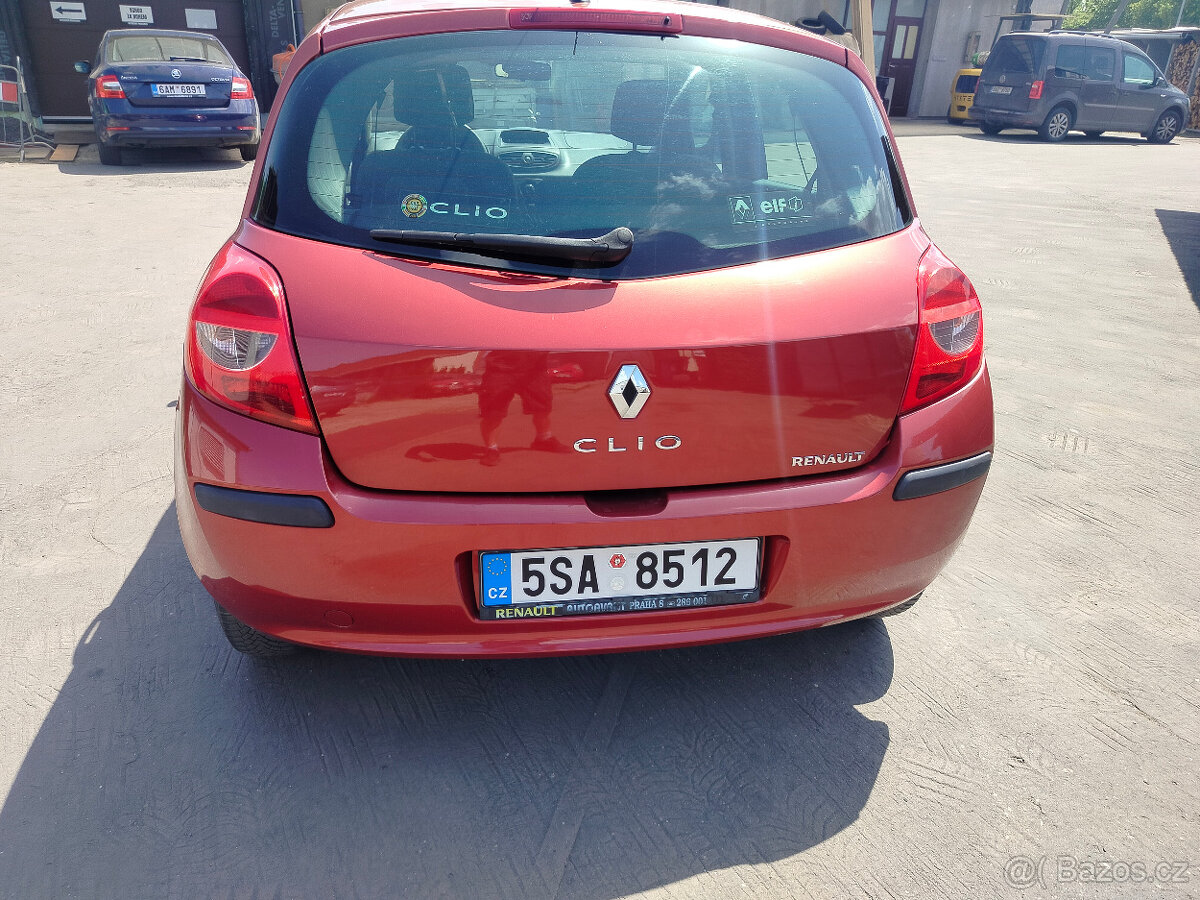 Prodám RENAULT CLIO III 1.2 BENZÍN 48kW - 4