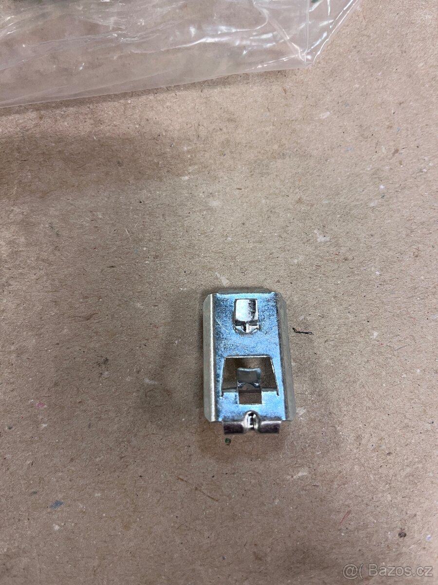 Fiat 850, 125 úchyty prahových lišt - 4