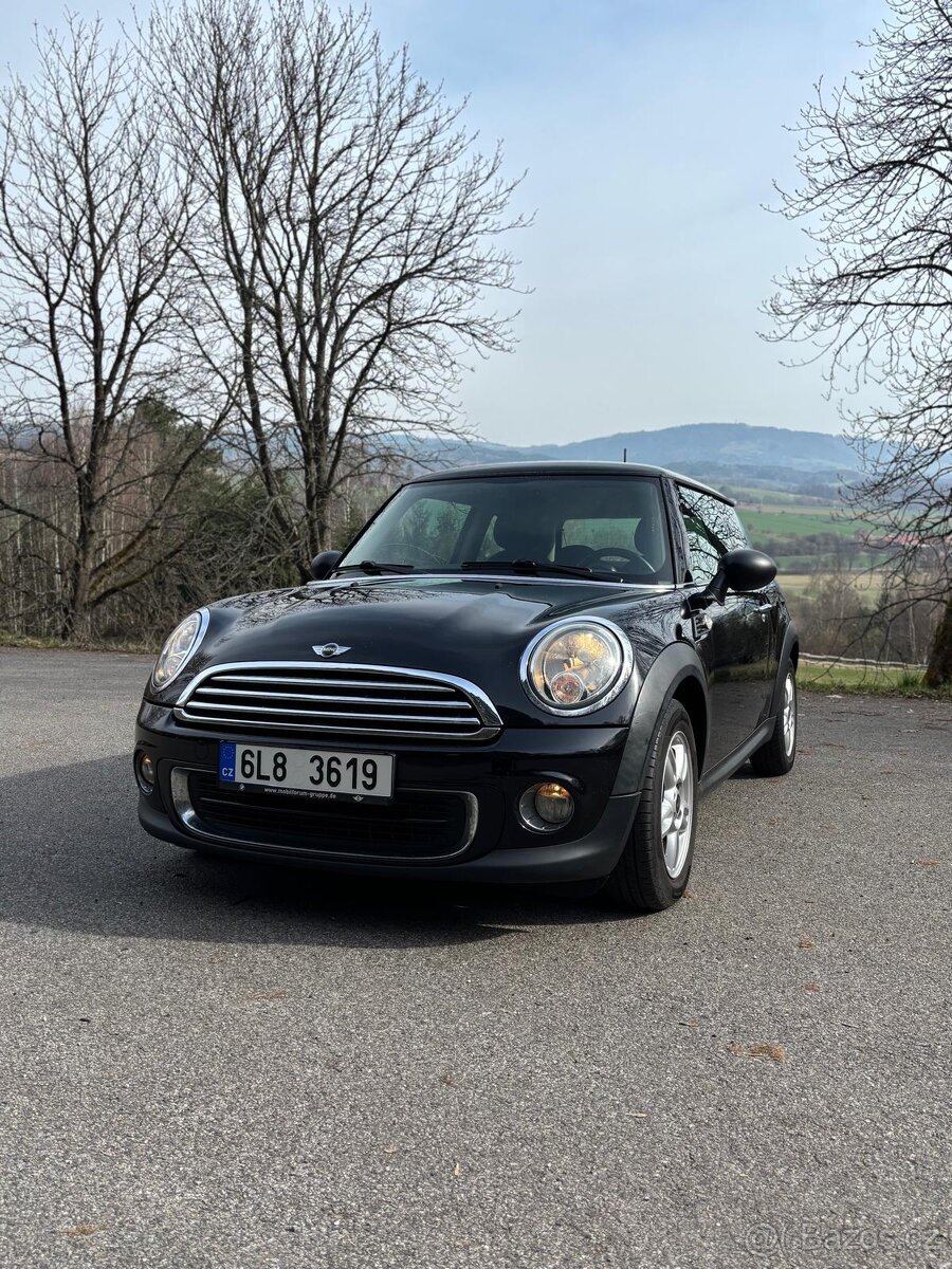 Mini Cooper 1.6 benzín, rok 2011 top stav, krásná historie - 4