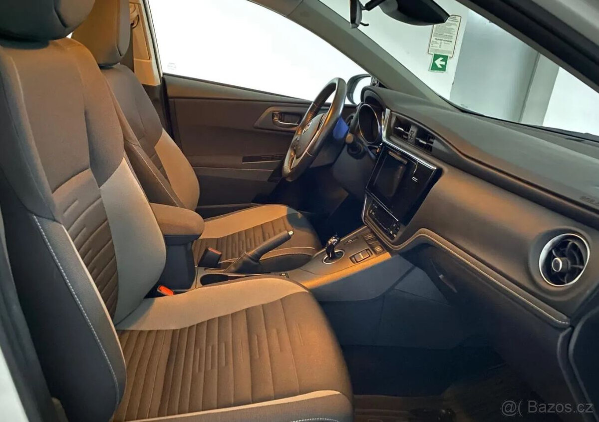 Toyota Auris Hybrid 135 Premium Combi Navi 1Maji - 4