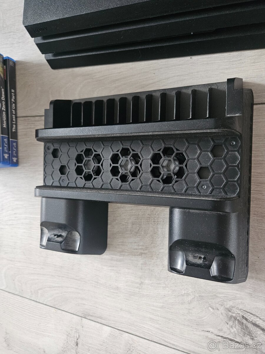 PS 4 PRO + 2 ovladače + 10 her + multifukční podložka - 4