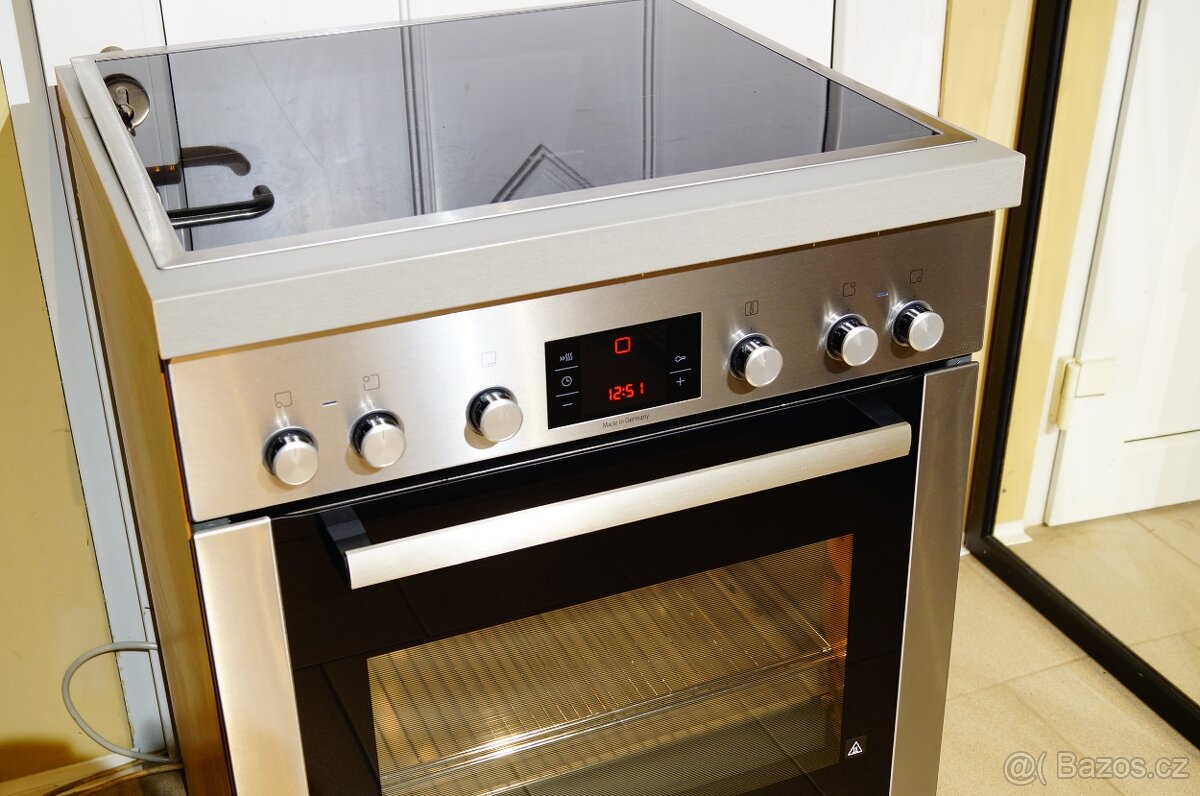 Nerezový vestavný sporák Bosch HEB73D352, vyjížděcí dveře - 4