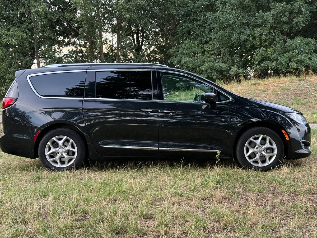 Chrysler Pacifica - 4