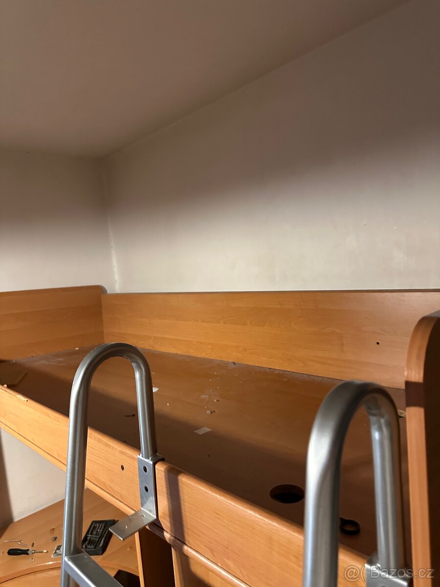 Poschodovoá posteľ s písacím stolom a skrinkou. - 4