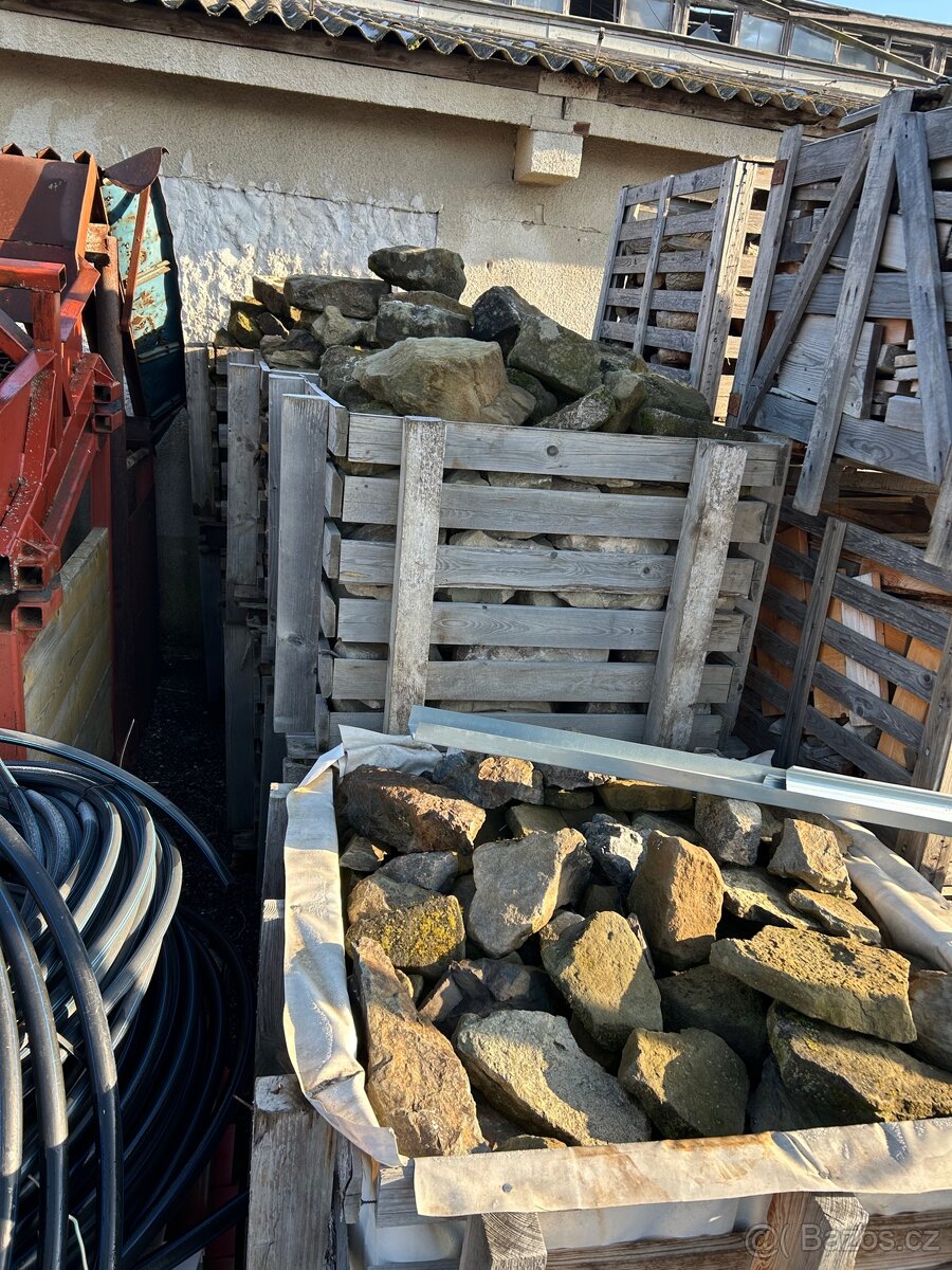 Pískovec, cihly, dřevo, palety - 4