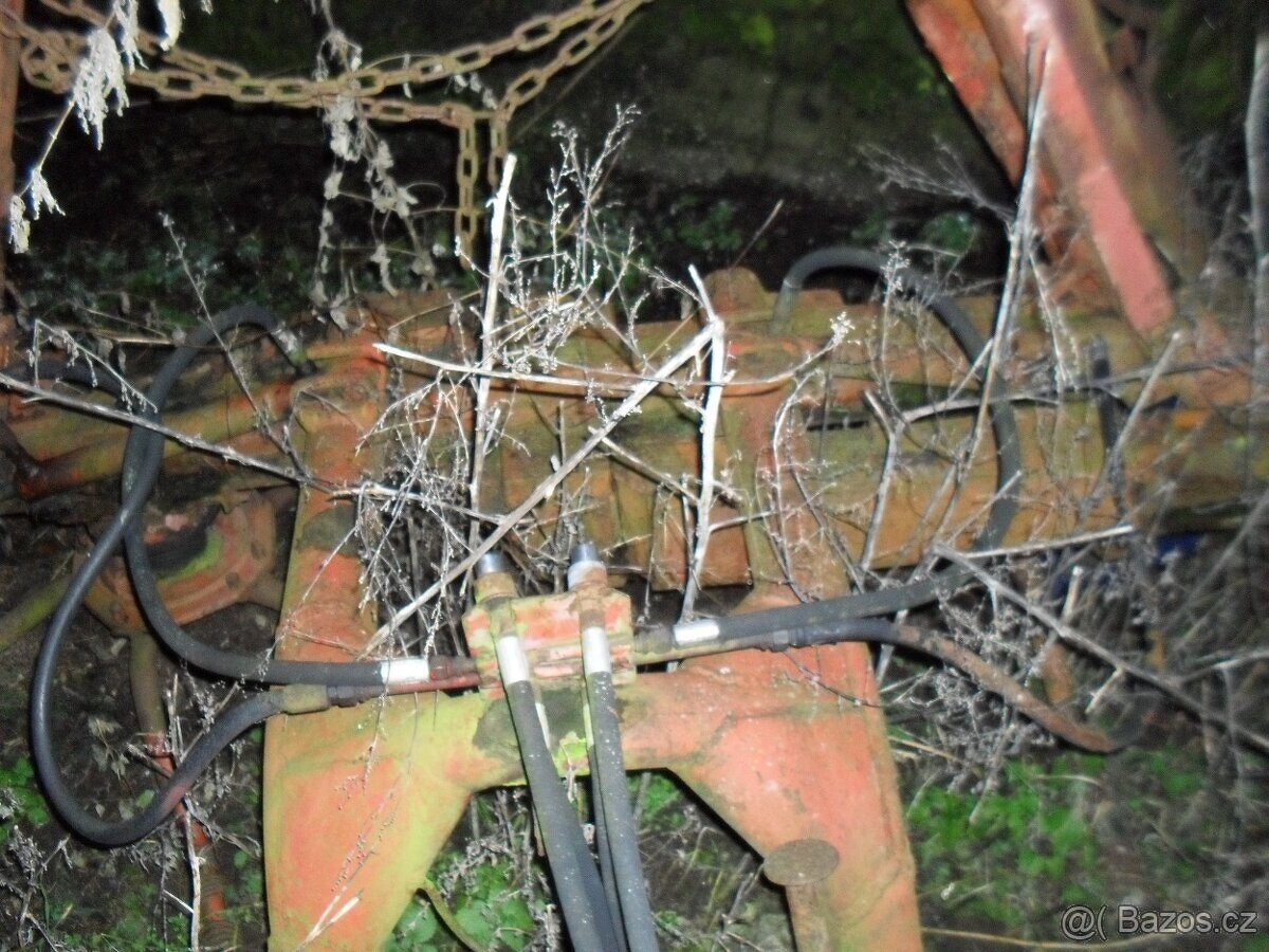 prodám náhradní díly na obraceč OZ-4 - 4