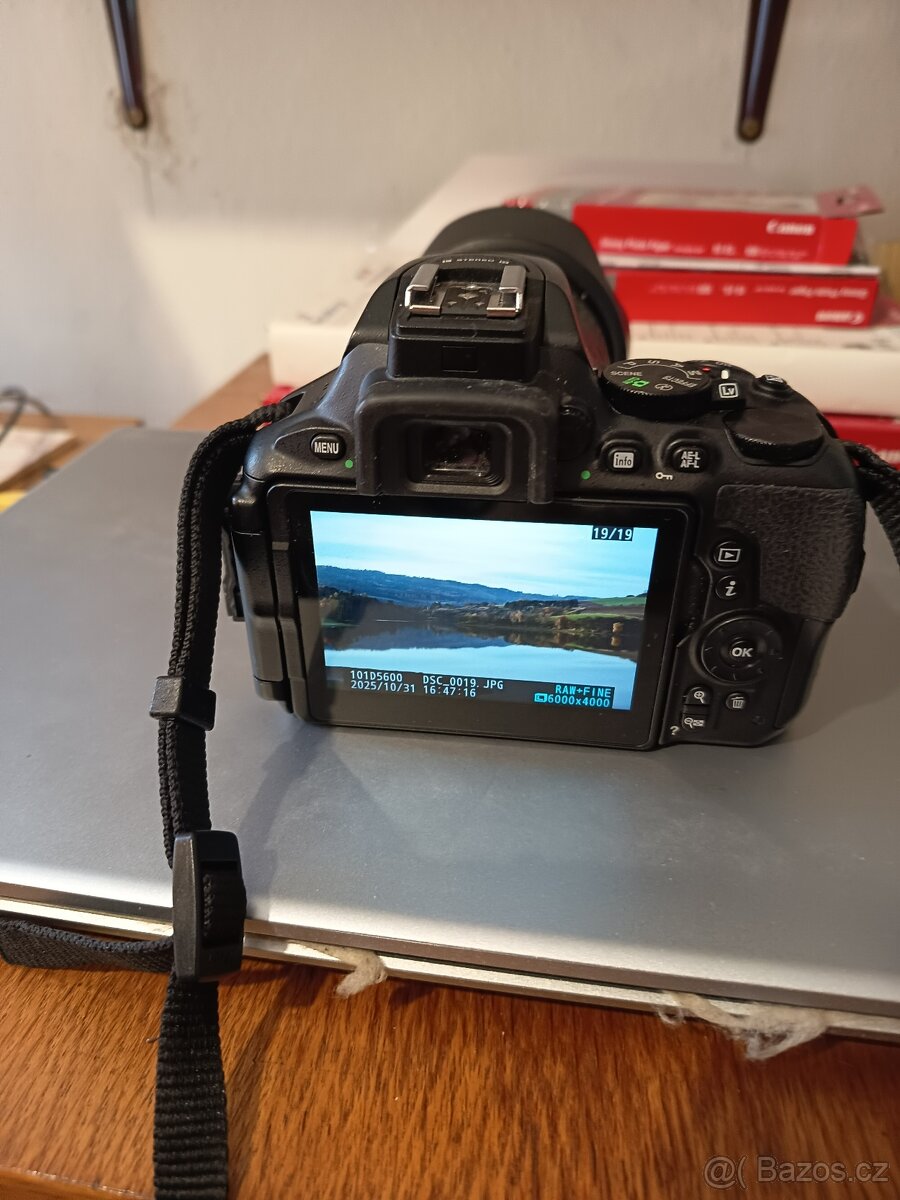 Prodam Nikon D 5600 + objektiv 16-85mm+Blesk+baterie - 4