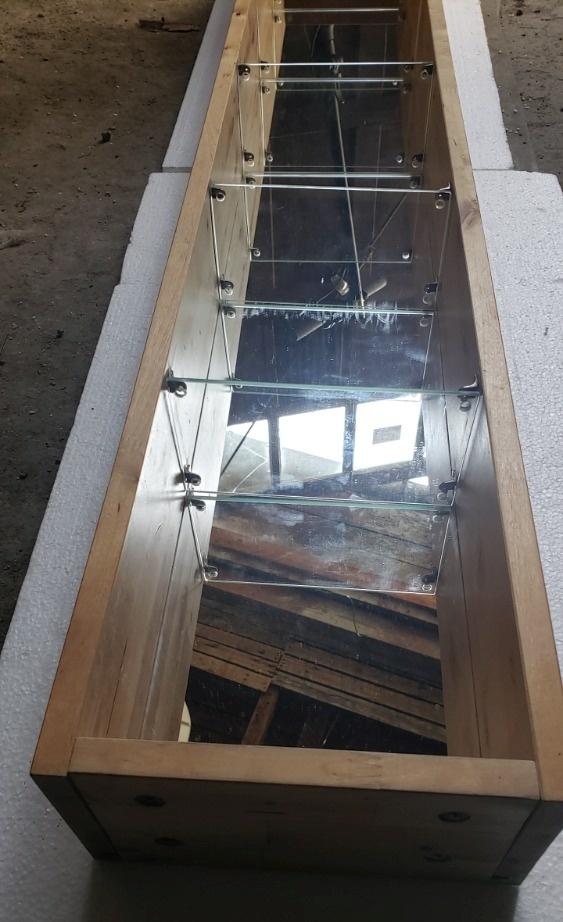 Uzka vysoka skrinka se zrcadlem a policemi - 4