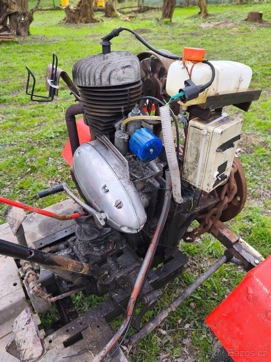 Malotraktor s vlečkou - 4