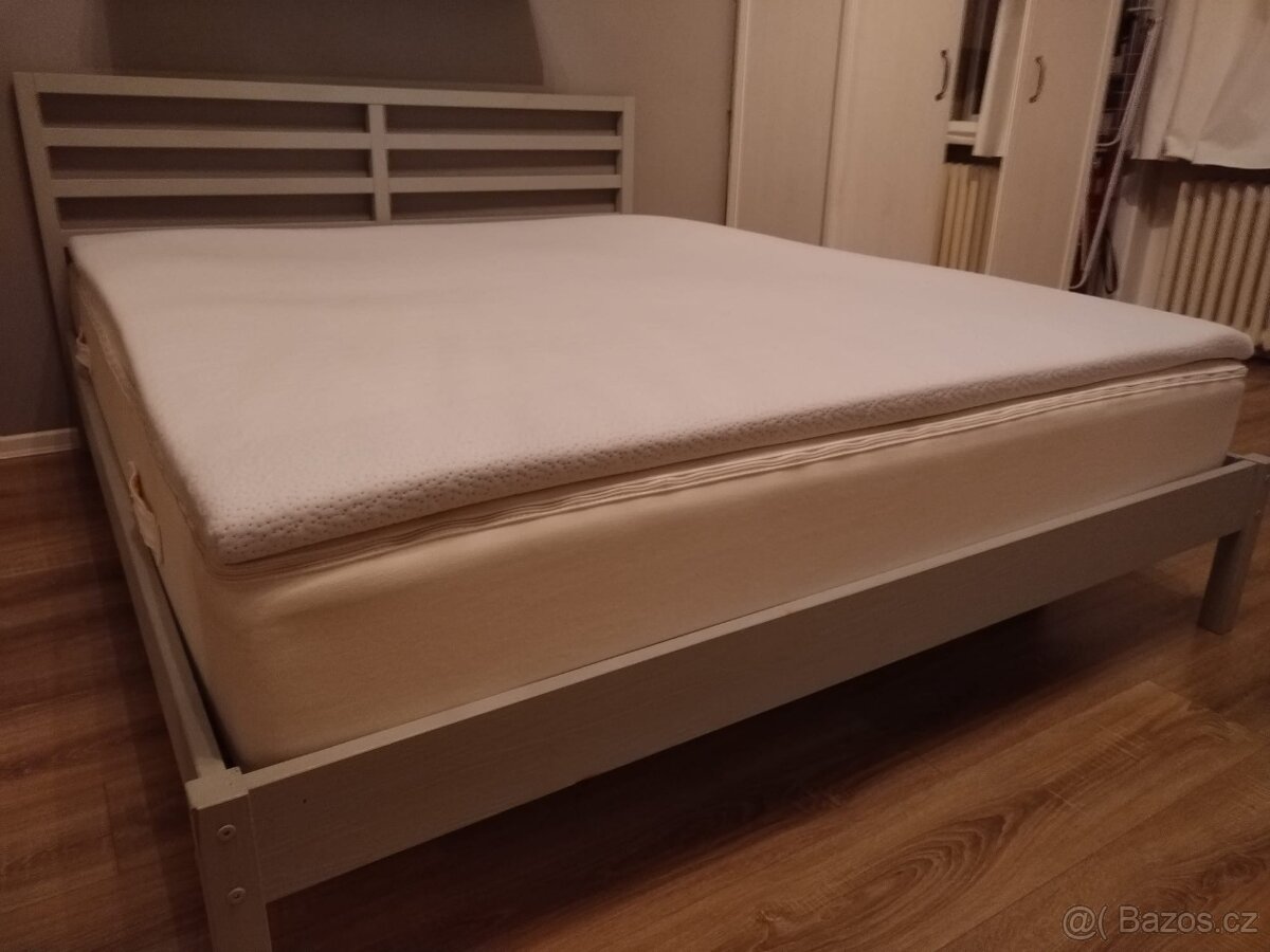 Dřevěná postel včetně roštů a matrace - 4