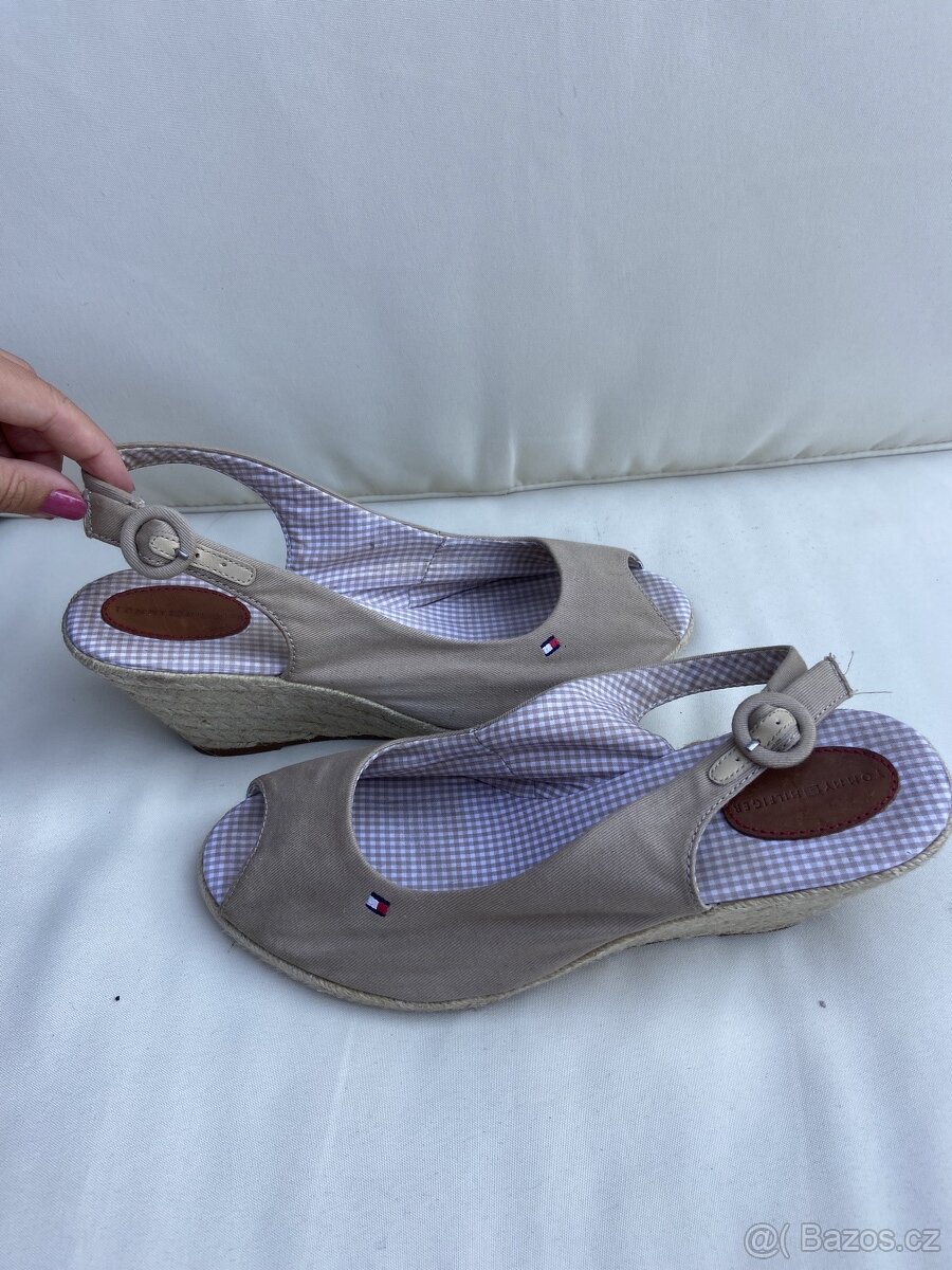 Krásné sandály Tommy Hilfiger na platforme (39) - 4