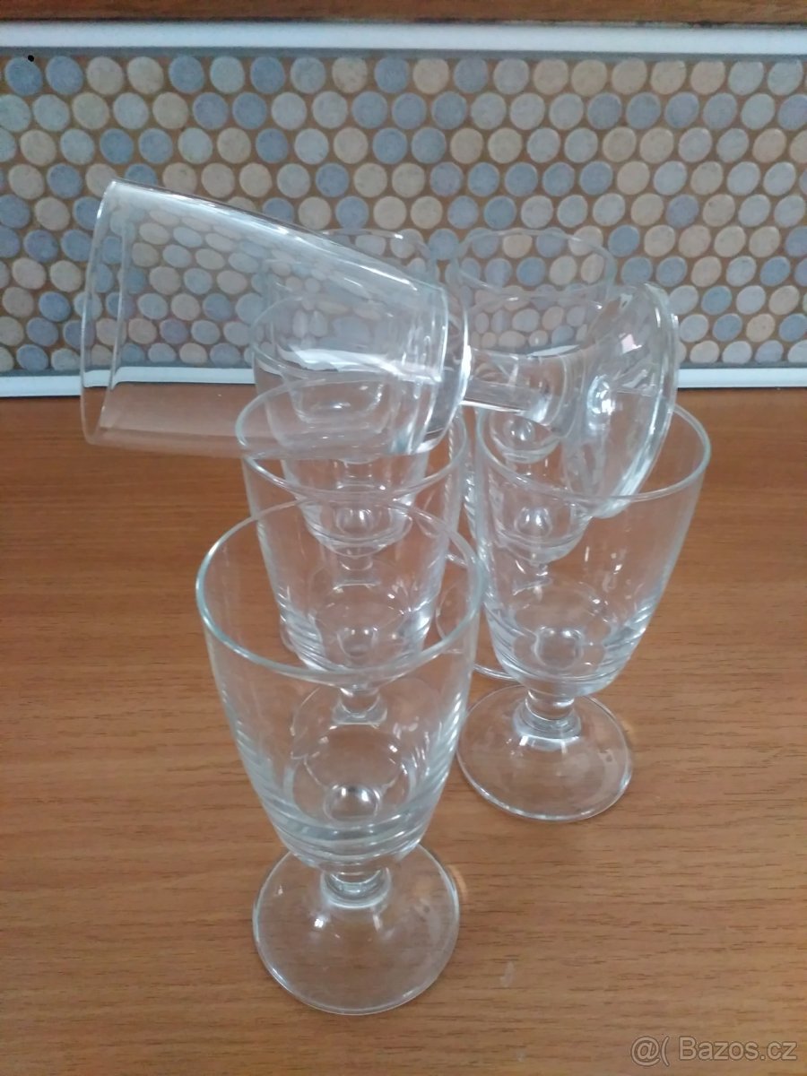 Sklenice, misky na kompot a bílý servis na čaj - 4