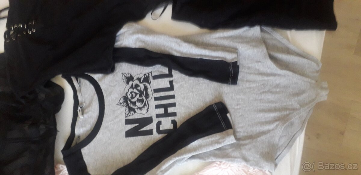 Dámské oblečení věk S-M - 4