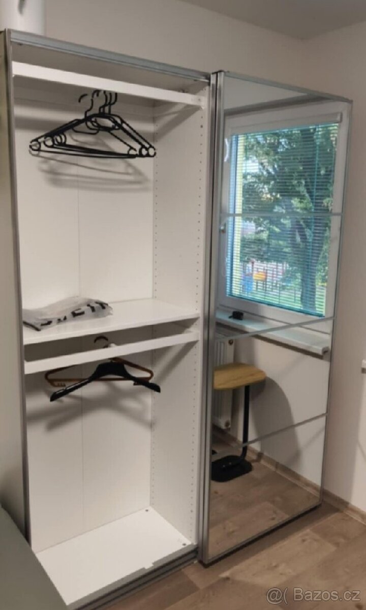 Zrcadlová bílá skříň s posuvnými dveřmi - 4