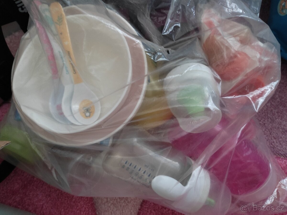 Dětské oblečení a různé potřeby pro holčičku - 4