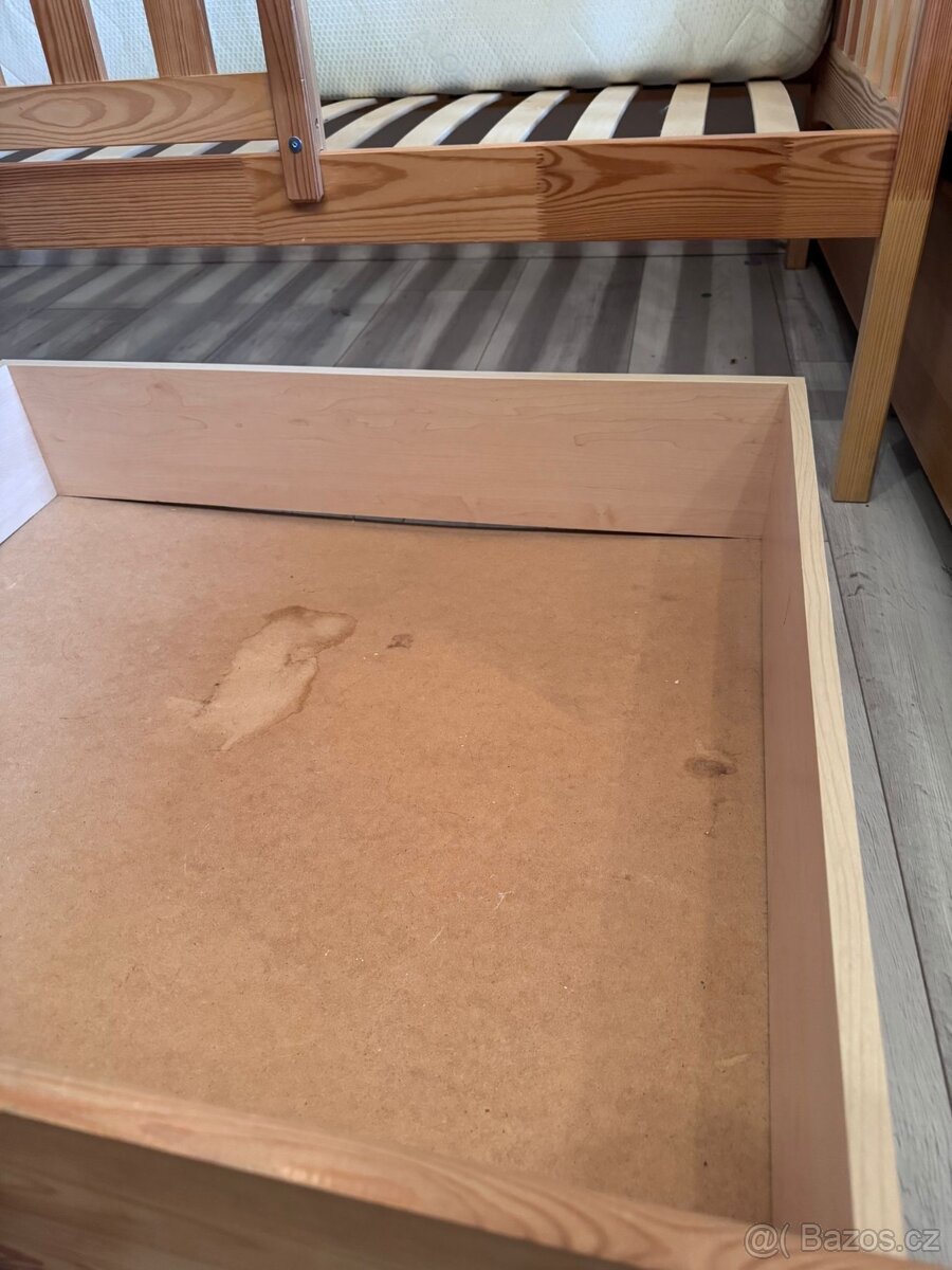 Dětská postel z masivu včetně šuplíků na hračky atd - 4