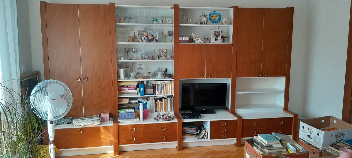 Starší obývací stěna v pěkném stavu - 4