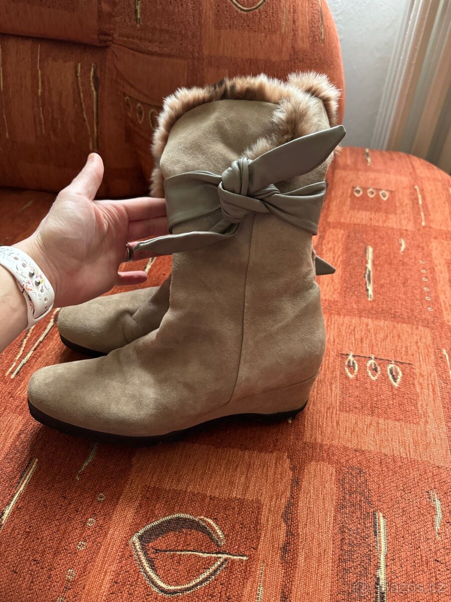 Krásné dámské semišové zimní kozačky s pravým kožíškem - 4