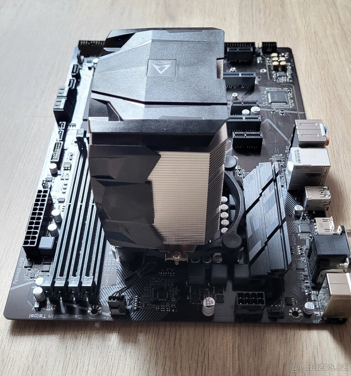 Základní deska Gigabyte s procesorem Intel a chladičem - 4