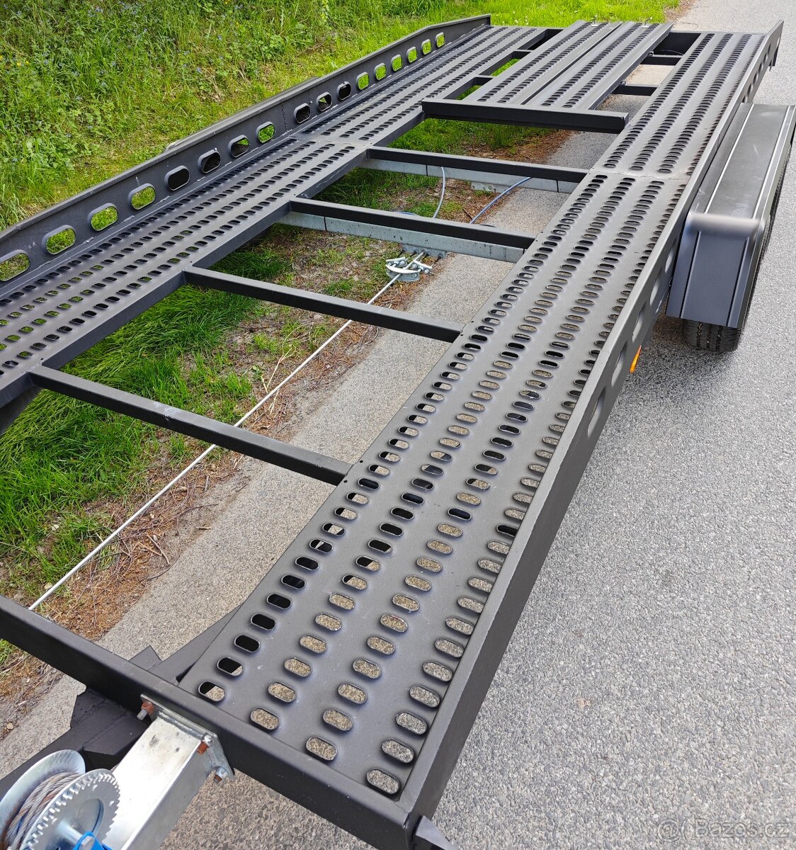 Autopřepravník B2600 Black Edition