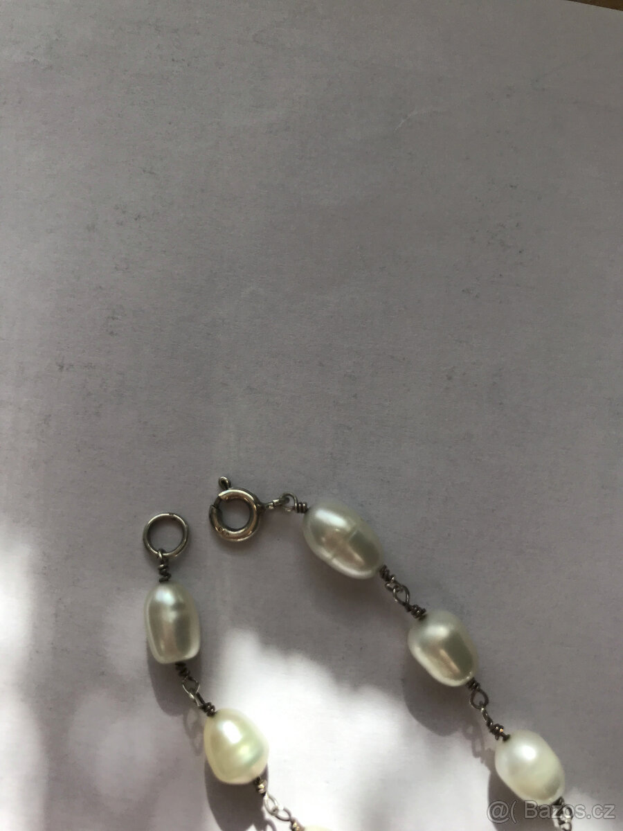 Stříbrný náramek s bílými perlami - 4