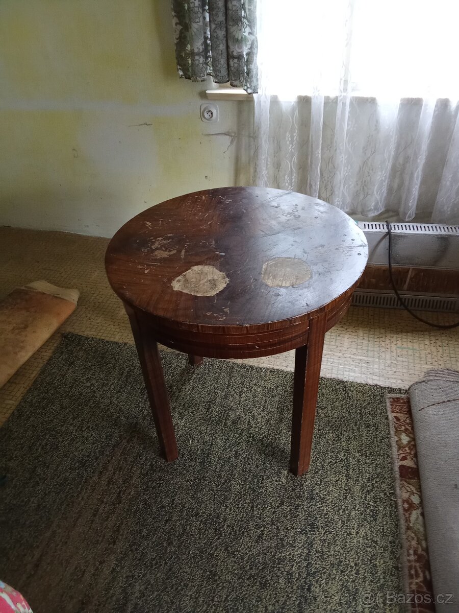 Skříně + noční stolky + stoly + topení - 4