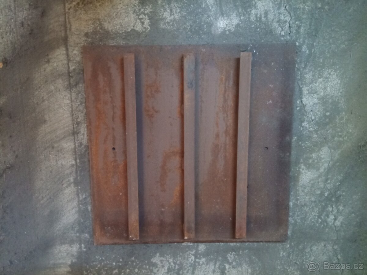 Prodám použitý plechový poklop 96,5cm x 96,5cm bez rámu - 4