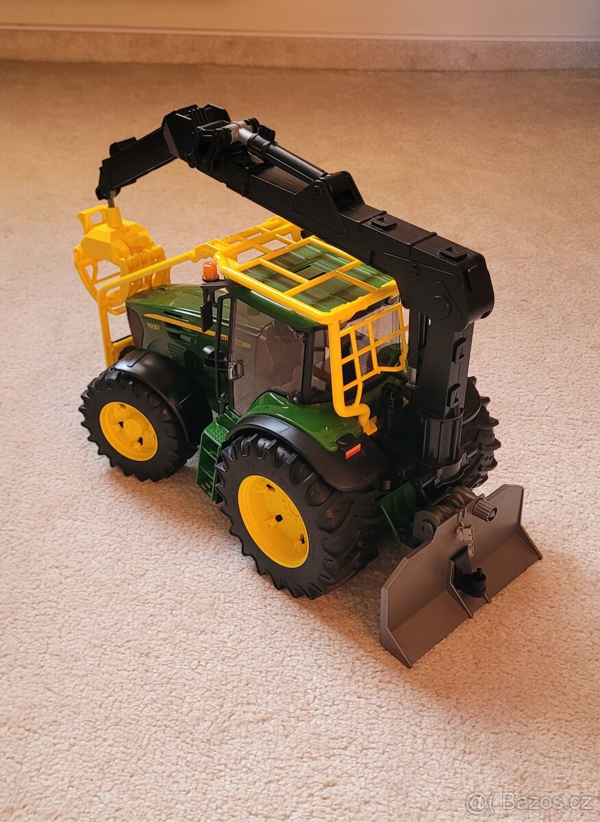 Bruder lesny traktor John Deere 7930 - 4