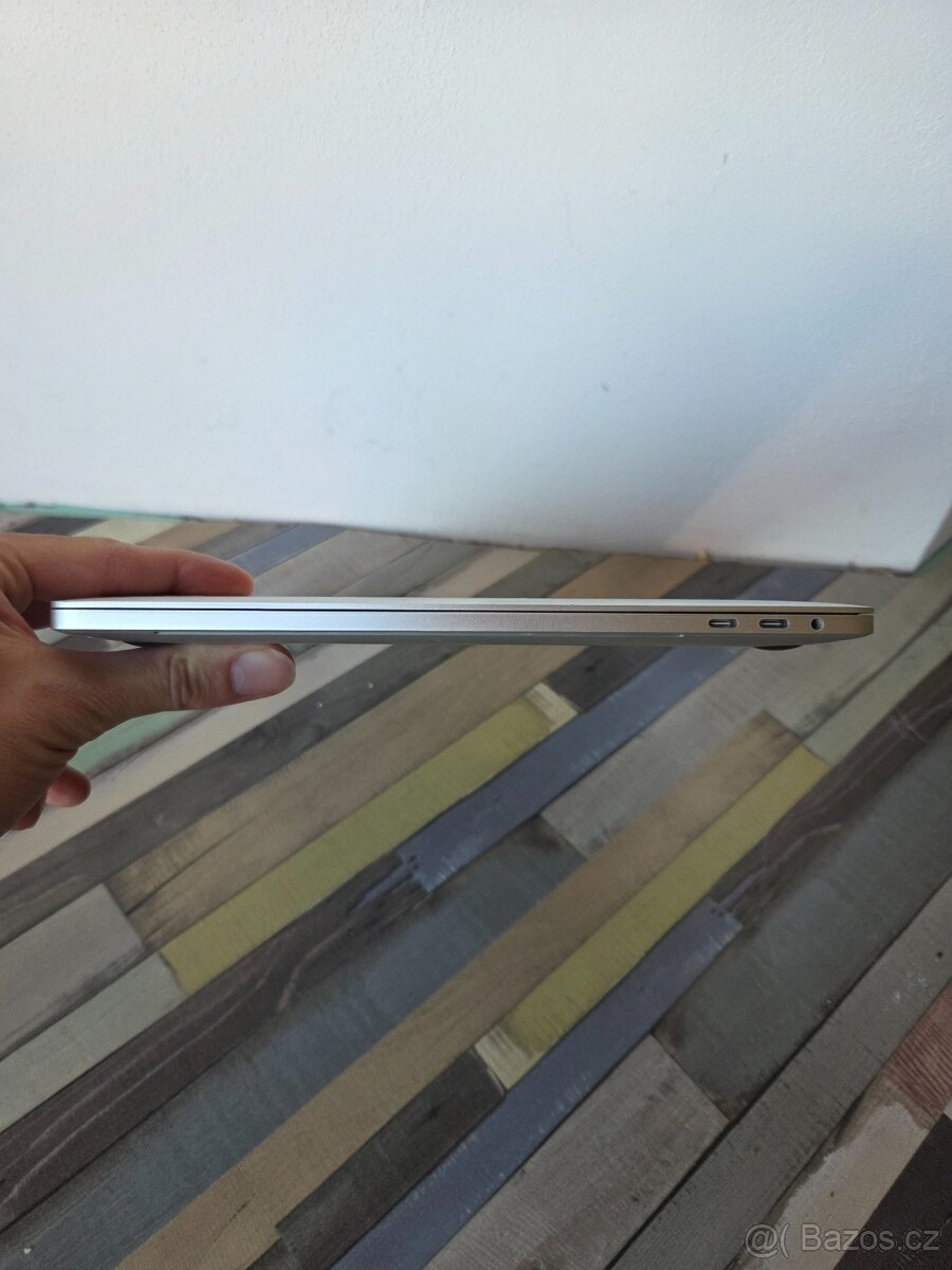 Apple MacBook Pro | 15" | 2018 | i7 | 512 GB - 4