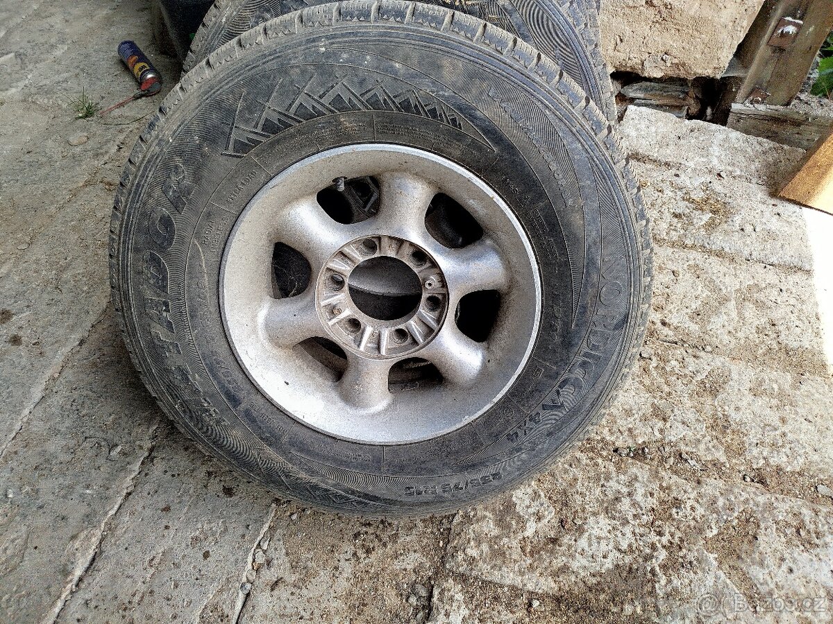 235 75 R15 originál Pajero 2
