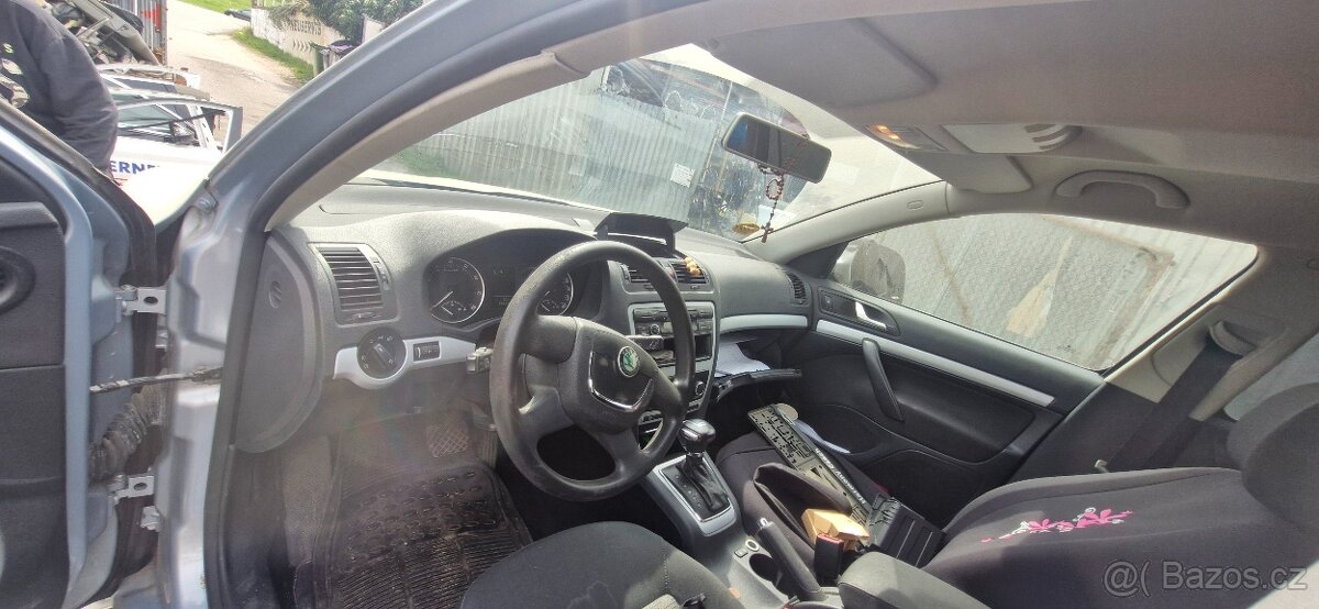 Octavia 2 face lift 1.4 tsi blede modra dily z vozu - 4