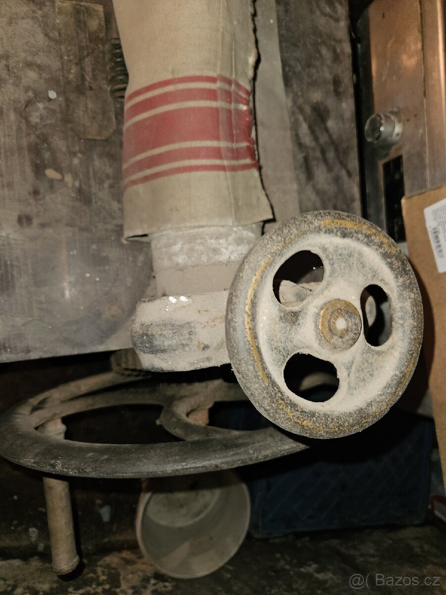 Historický starý mandl. Těžky - litina. - 4