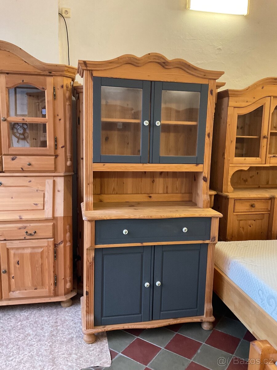 A dvoudveřová vitrína borovice Masiv Chalupa Roubenka - 4