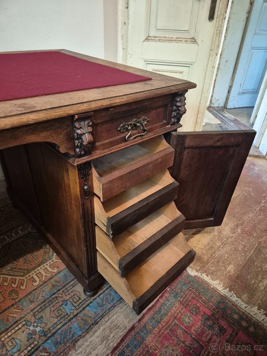 Starožitný psací stůl s bohatým řezbářstvím - Prostorový - 4