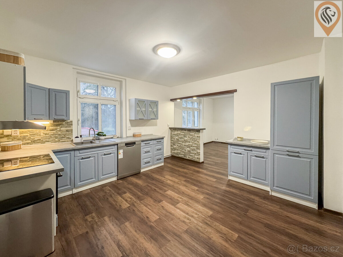 Pronájem prostorného a světlého bytu 3+1 po kompletní s gará - 4