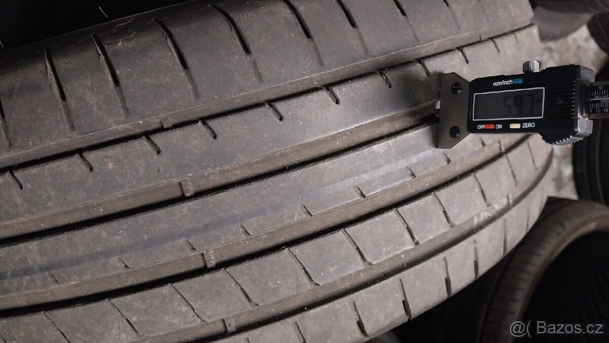 Prodám 2 x letní pneu Goodyear 235/60/18 - 4
