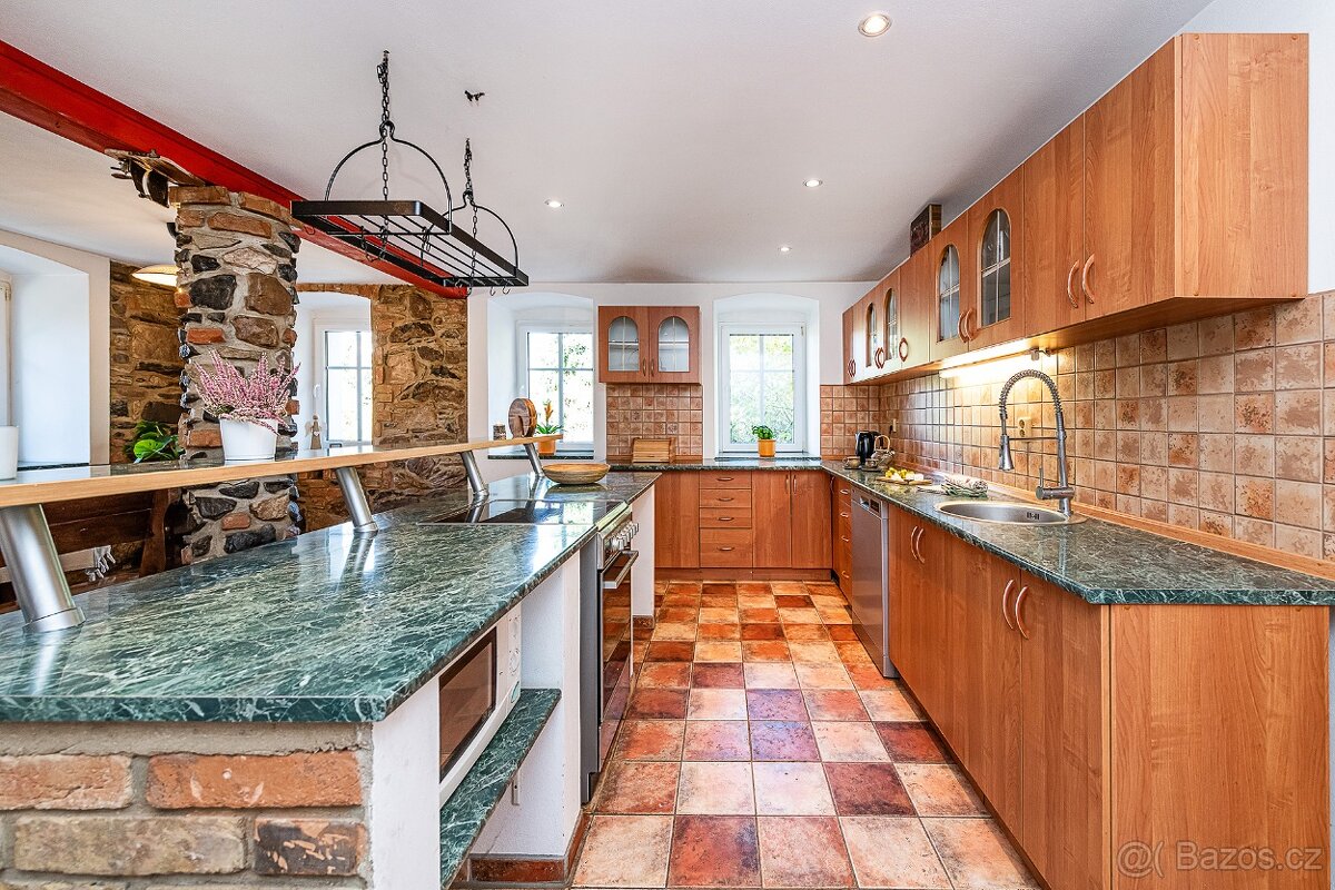 MALEBNÝ RODINNÝ DŮM V SRDCI ČESKÉHO STŘEDOHOŘÍ ČEŘENIŠTĚ, M - 4