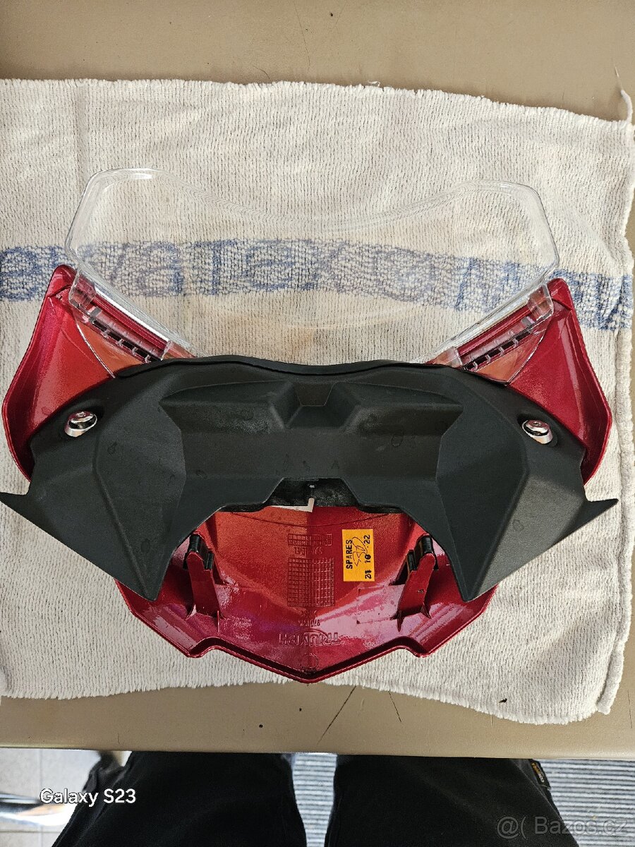 PŘEDNÍ ŠTÍTEK TRIUMPH STREET TRIPLE 765 , CARNIVAL RED - 4