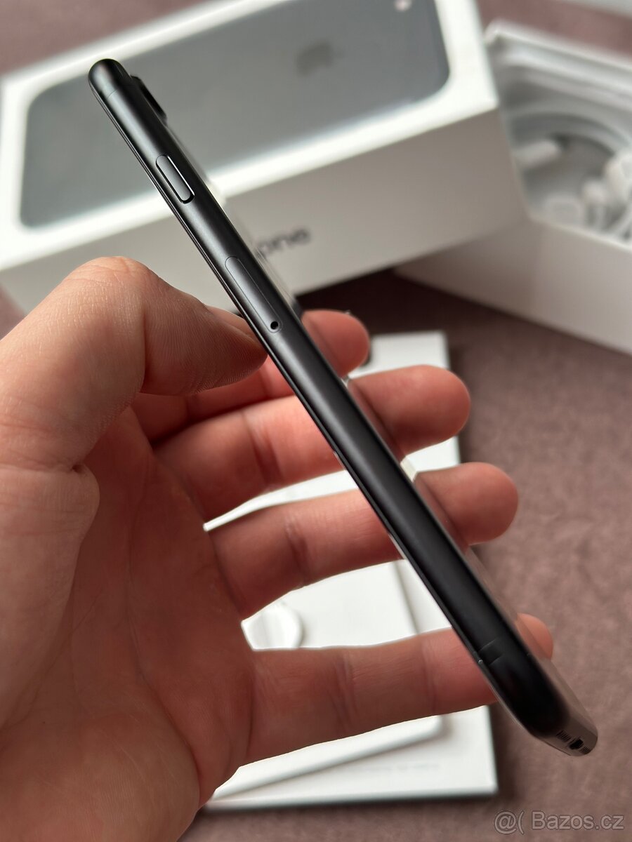 Apple iPhone 7 Black 32GB - 4