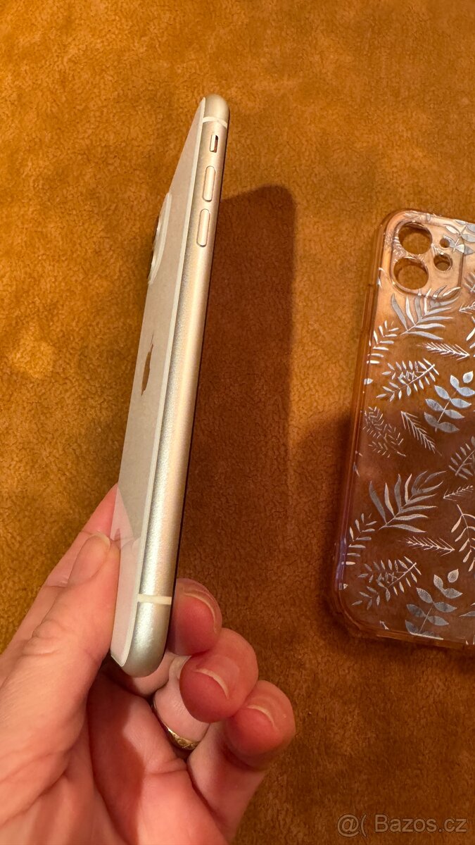 IPhone 11 64GB bily, pěkný stav - 4