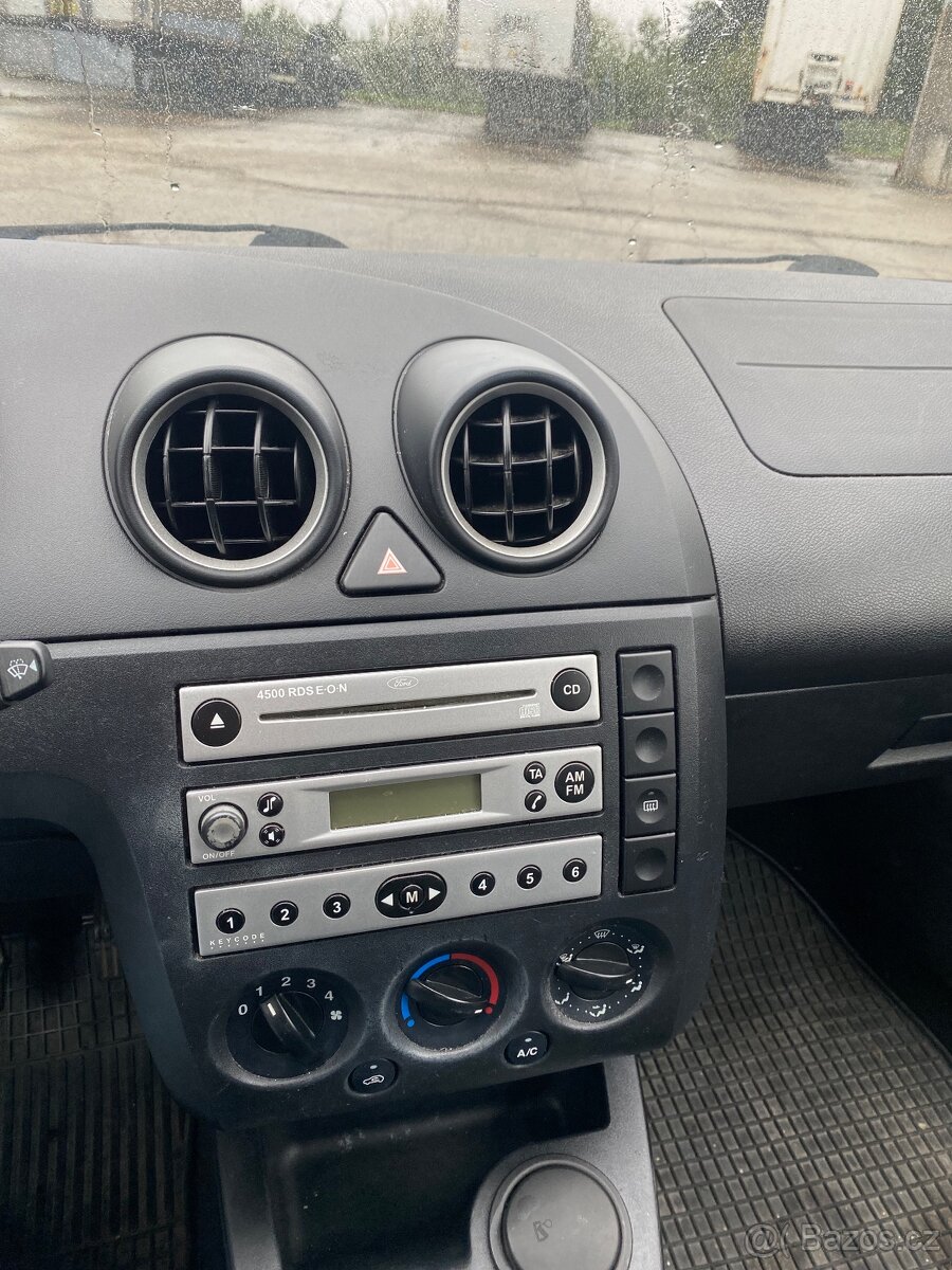 FORD FIESTA 1.3i - 4