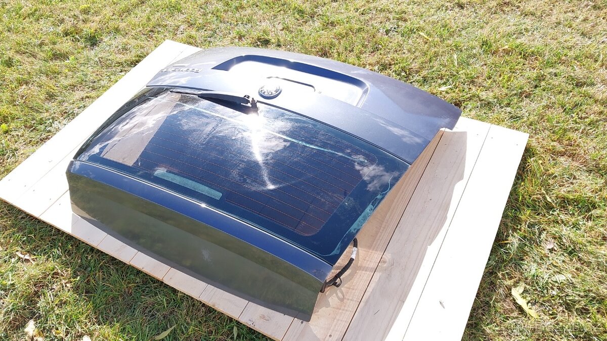 ŠKODA ROOMSTER– DVEŘE KUFRU ŠEDÉ - 4