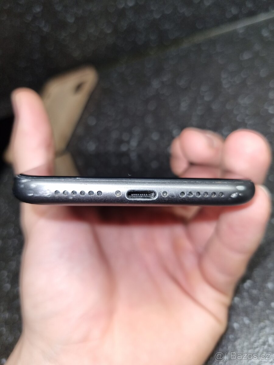 iPhone 11 128GB černý - 4