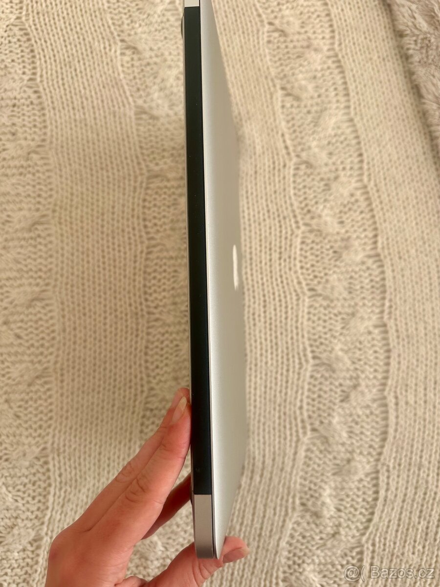 Macbook Air 13-palcový (2017) - 4