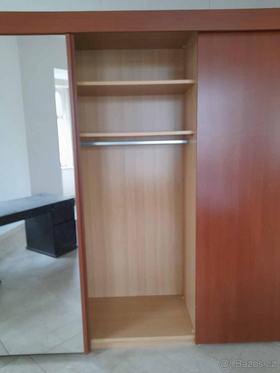 Šatní skříň se zrcadlem a posuvnými dveřmi - 4