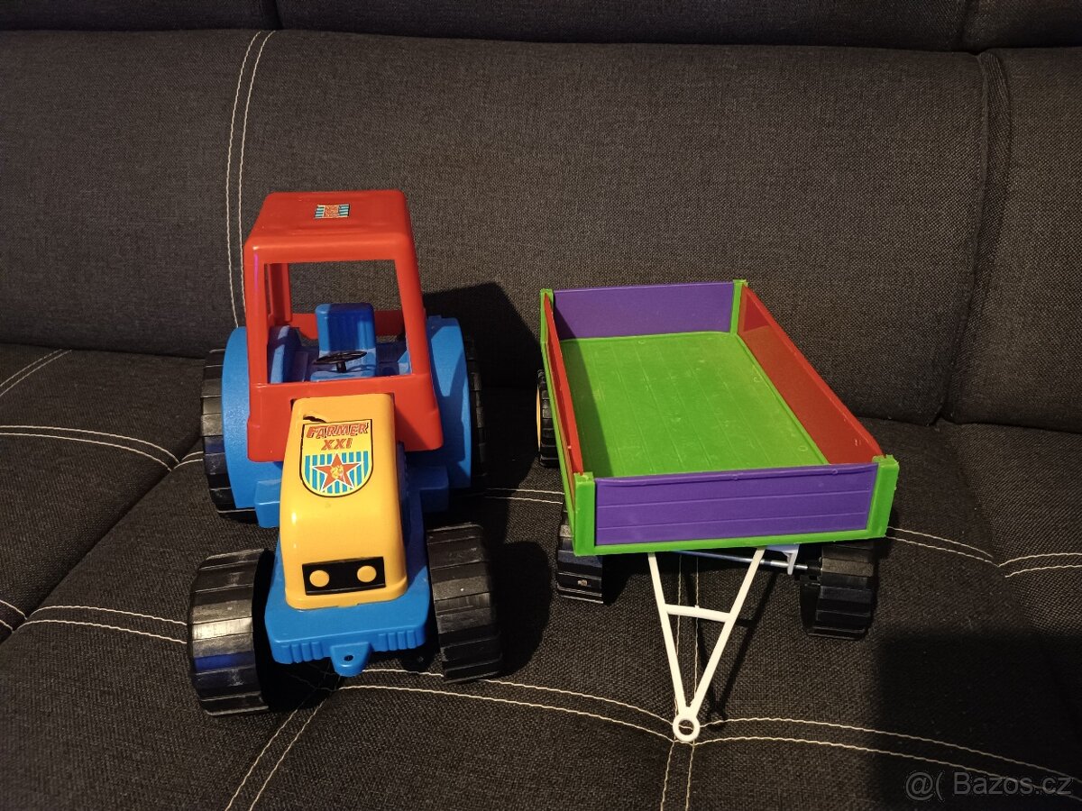velký traktor s přívěsem - 4