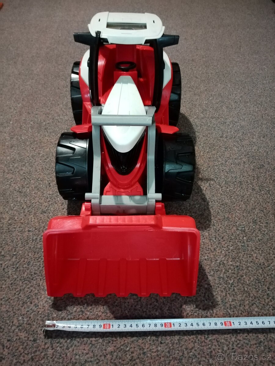 Traktor s nakladačem. - 4